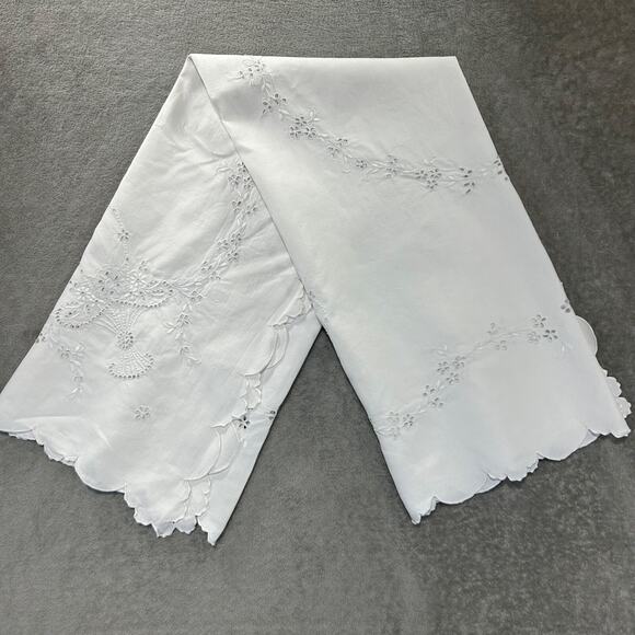 White Embroidered Cutout Scalloped Edge Square Tablecloth 42x42 Cottage Floral - Picture 1 of 4